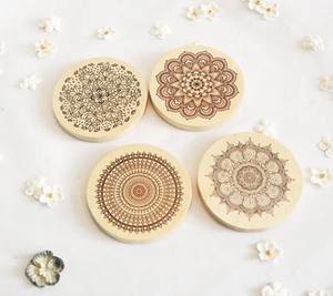 Les sous-verres Mandala en bois sont représentés dans l'image Ces sous-verres présentent des motifs de mandala complexes brûlés dans le bois - Product Image 4