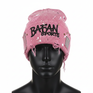 Gorro de punto acrílico suave de alta calidad, color rosa, estilo desgastado con roturas, manchas de pintura, logotipo personalizado bordado, jacquard. - Product Image 1