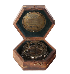 Brújula de Sol Clásica Vintage de Cobre con Calendario Grabado, Diseño Rectangular, Instrumento de Navegación Antiguo, Llavero de Brújula de Madera - Product Image 3