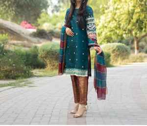 Ropa de fiesta paquistaní Shalwar Kameez con Dupatta en todos los tamaños y colores personalizables OEM para mujer al por mayor - Product Image 1