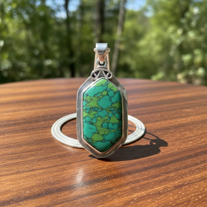 Pendentif turquoise vert plaqué argent fabriqué à la main | Collier de pierres précieuses naturelles pour femme - Product Image 2
