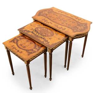 Ensemble de tables gigognes classiques de luxe en bois avec incrustations de marqueterie détaillées et accents dorés antiques pour maisons élégantes - Product Image 1