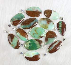 Venta al por mayor estilo bohemio crisoprasa colgante verde y marrón latón bisel joyería - Product Image 1