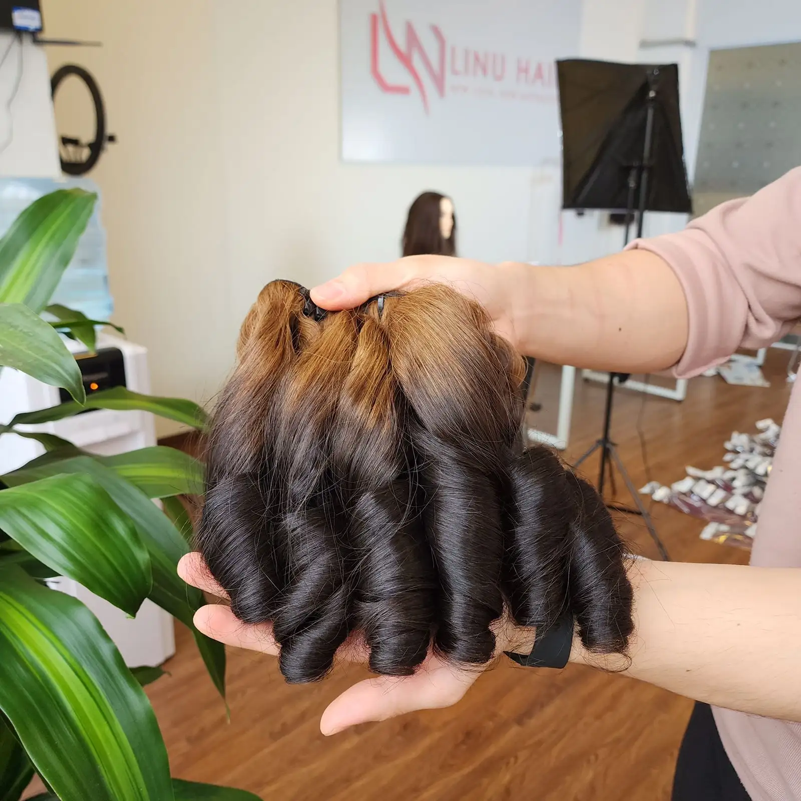 Süper ürünler kabarık kıvırcık vietnam insan saçı dalgalı tarzı atkı saç vietnamlı saçı dalgalı kıvırcık