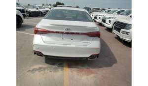 2022 pour XLE 4x4 Berline d'occasion Essence Automatique Régulateur de vitesse adaptatif Sièges en cuir Transmission intégrale Feux LED Caméra 360° 4 places - Product Image 6