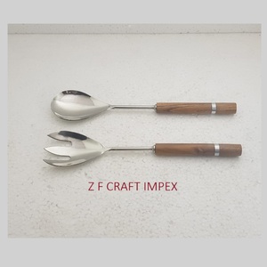 Manche en bois incrustation en métal poignée en résine outils de serveur de salade en acier inoxydable cuillère de service plaquée argent pour hôtels - Product Image 1