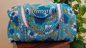 Le Souvenirs Luxury Weekender Hecho a mano Blockprinted Acolchado Algodón Duffle Bag Blue Bold Floral Print Desmontable Cinturón largo Cremallera - Product Image 2