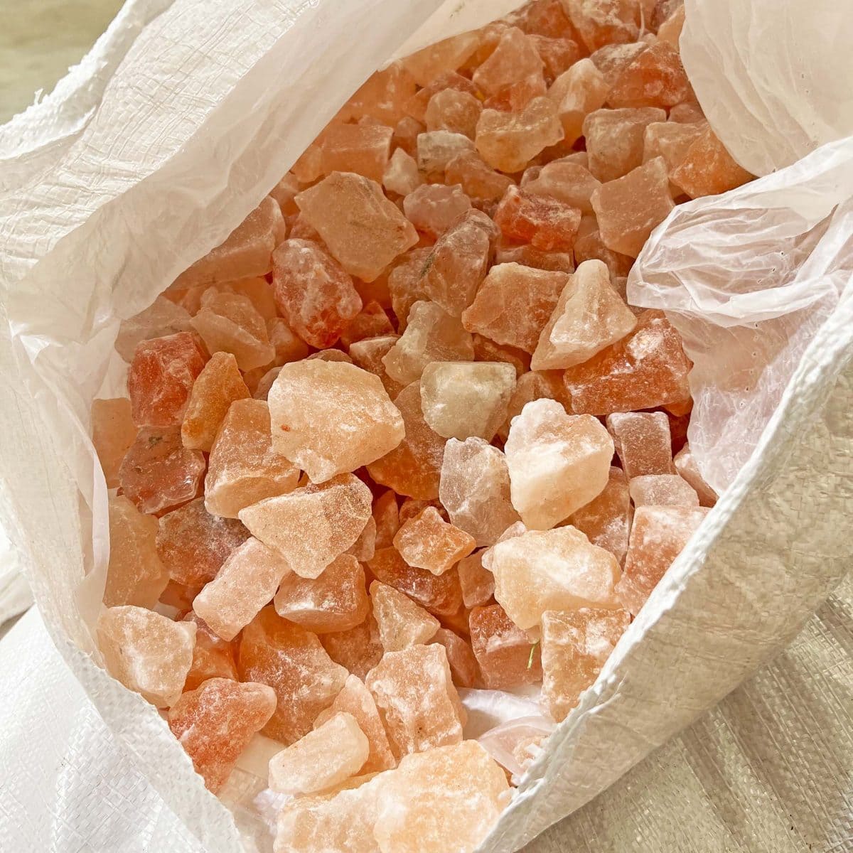 Оптовая продажа, 2-5 мм, крупные кусочки гималайской розовой каменной соли, упаковочная коробка для бутылок из Пакистана, конкурентоспособная сыпучая морская соль, порошок