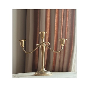 Candelabro de Metal Hermoso con Curvas Elegantes, Perfecto para Cenas a la Luz de las Velas, Fiestas, Bodas y Decoración de Interiores - Product Image 1