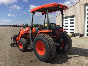 Tractor y Retroexcavadora Kubota M62 Deluxe con Tracción en las 4 Ruedas, Motor Diésel, Tractor Agrícola con Cucharón Frontal - Product Image 4
