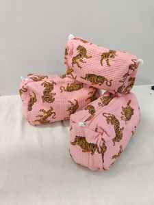 ชุดกระเป๋าเครื่องสำอางผ้าฝ้ายลายเสือดาว 3 ชิ้น พร้อมซิป น้ำหนักเบา เหมาะสำหรับการเดินทาง ใช้จัดระเบียบ จากราชสถาน - Product Image 5