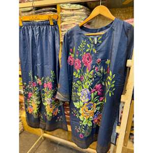 Ensemble coordonné numérique Fusion pour femme : Haut chic bohème en mousseline bleue à fleurs, manches trois-quarts, coupe ample et respirante, style moderne - Product Image 2