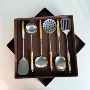 VENTES FLASH Ensemble de cuisine en acier inoxydable poli mat avec poignée en résine pour la cuisine à domicile et les mariages - Product Image 1