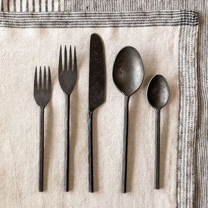 Práctico y elegante juego de cubiertos de metal diseñado para mejorar la experiencia gastronómica y el brillo de larga duración - Product Image 5