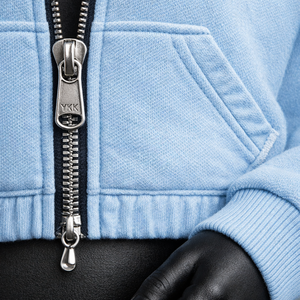 Sudadera con capucha corta para mujer, con cremallera completa, de forro polar oversize, con hombros caídos, color azul claro liso, personalizable con logo. - Product Image 6