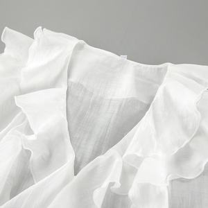 بلوزة دانتيل تصاميم رقعة عمل للنساء قميص شيفون شفاف متعدد الاستخدامات أنيق فتحة رقبة حرف V واسع كشكش - Product Image 4