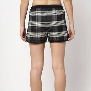 Pantalones cortos de entrenamiento de yoga cómodos para mujeres diseñados con tela elástica y bolsillos seguros Pantalones cortos para mujeres - Product Image 6