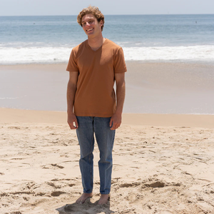 เสื้อยืดคอวีผู้ชาย ผ้าฝ้ายออร์แกนิค 100% ระดับพรีเมียม ผ่านการรับรอง GOTS ผ้าซักแล้ว ไม่หด ระบายอากาศได้ดี ทรงพอดีตัว - Product Image 3