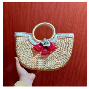 Sac à main en jacinthe d'eau artisanale avec motif de fleurs brodées et doublure intérieure en coton pour pique-nique ou plage du Vietnam - Product Image 5