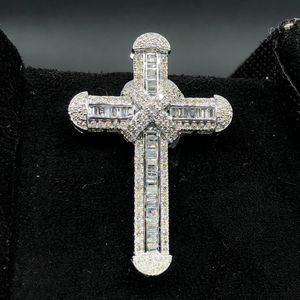 Colgantes cruzados de Baguette de diamantes de 14K, encantadores accesorios de joyería religiosa a la venta - Product Image 1