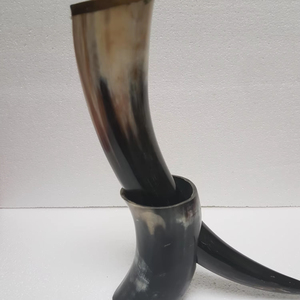 Jarra de cerveza de cuerno vikingo religiosa ecológica personalizada hecha a mano jarra de cuerno de búfalo Estilo nórdico para regalos de marca al por menor o a granel - Product Image 1