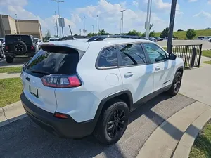 Jeep Cherokee 2023 impecablemente limpio - Product Image 2