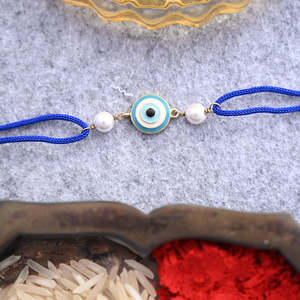 Pulsera de Amuleto Religioso Chapado en Oro con Ojo Turco Plateado y Roli Chawal para Hermanos Bhai, con Perlas y Diamantes, Regalo Perfecto - Product Image 2