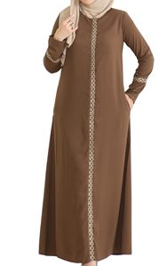 Abaya décontractée pour femmes de marque avec motif uni et broderie, confortable avec décoration boutonnée, de haute qualité - Product Image 3