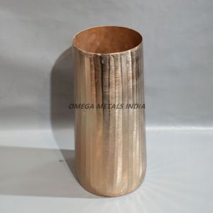 Vases en métal or rose fabriqués à la main avec un design élégant et une finition luxueuse, idéaux pour les paramètres de maison sophistiqués et le style d'événement - Product Image 4