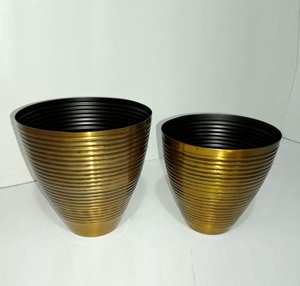 Juego de dos jardineras de metal antiguas con acabado de latón populares, hechas de hierro, jardineras de hierro modernas más vendidas - Product Image 1