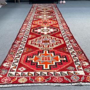 พรมวินเทจตุรกีขนาด 3x11.7 ฟุต, พรมปูพื้น, พรมลายตารางสีแดง - Product Image 1