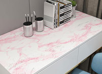 Faites une impression durable avec un sol en marbre rose rose, des panneaux muraux et des meubles de déclaration pour votre maison