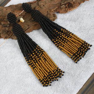 ต่างหูพู่ประดับลูกปัดสีดำและสีทองแบบไล่เฉด, ต่างหู Oscar de La ประดับลูกปัดเม็ดเล็ก ต่างหูยาวแบบโดดเด่น - Product Image 3