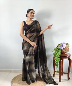Saree Velvet Party Wear avec des reflets de tissu et de dentelle - Product Image 4