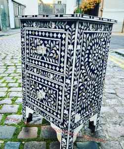 Commode et coffre à tiroirs en incrustation d'os Meuble de salon Tabourets et poufs élégants - Product Image 1