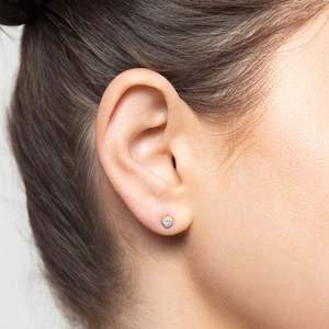 Boucles d'oreilles clous en or rose 14 carats avec diamant de laboratoire taille princesse et perle - Product Image 2