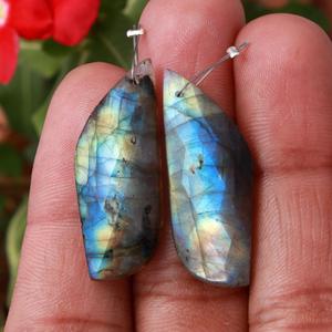 พลอยลาบราโดไรต์สีน้ำเงินธรรมชาติ DHORGEMS ทรงเหลี่ยมหลากหลายรูปแบบ พร้อมคุณสมบัติเปลี่ยนสี สำหรับทำต่างหูและเครื่องประดับ - Product Image 3