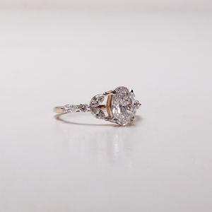 Anillo de compromiso de diamante de corte ovalado cultivado en laboratorio Anillo de regalo de lujo de moda de oro sólido de 18 quilates para mujer Certificado IGI - Product Image 2