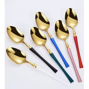 Cubiertos con mango de colores hermosos, invierte en un juego de cubiertos de metal que garantiza una durabilidad a largo plazo sin sacrificar la belleza - Product Image 1