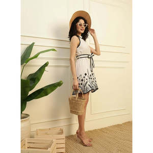 Vestido de verano casual bohemio Deebaco para mujer, blanco con estampado floral, sin mangas, estilo halter, corte A, con lazo y dobladillo acampanado - Product Image 4