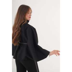 Ventes en gros de manteaux noirs pour femmes avec ceinture et style poncho à un seul bouton - Product Image 2