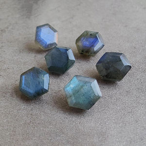 Piedras preciosas de labradorita azul natural de calidad AAA +, forma de hexágono suelto, corte facetado, calibrado, venta al por mayor, todos los tamaños disponibles - Product Image 3