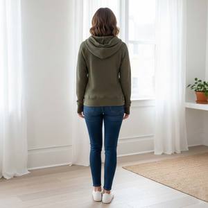 เสื้อฮู้ดผู้หญิงสำหรับฤดูหนาว ผ้าวาฟเฟิลถักแบบพอดีตัว ปักลาย 3 มิติ ผ้าฝ้ายหนา ย้อมสีแบบ Garment Dyed สีเขียวมะกอก เป็นมิตรกับสิ่งแวดล้อม ระบายอากาศได้ดี - Product Image 5