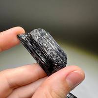 Pierre brute de tourmaline noire naturelle de haute qualité, cristal de gemme irrégulier, spécimen minéral, objet de collection Feng Shui, décoration d'intérieur, cadeau