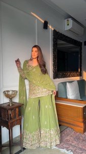 Ensemble haut et sharara en faux georgette pour mariage et soirée, avec broderie lourde de sequins et dupatta brodé de sequins - Product Image 2