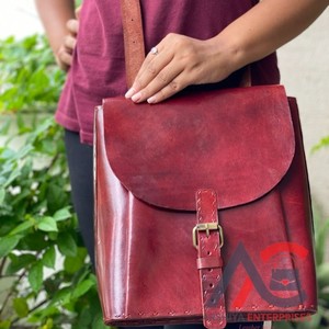 Mochila de cuero de caballo dos en uno con estilo unisex y bandolera de cuero duro único con cierre de cremallera forro de nailon - Product Image 1