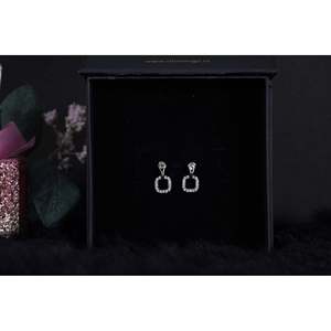Pendientes de Plata de Ley 925 SILVERINGS AVA, Chapados en Oro, Diseño Geométrico de Flor con Perlas y Diamantes para Bodas - Product Image 1