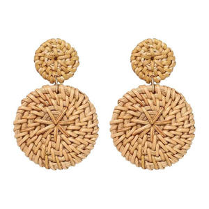 Pendientes de lágrima de paja natural bohemio, Pendientes colgantes de ratán tejidos a mano con detalles de madera, perfectos para vacaciones en la playa, hierba marina - Product Image 5