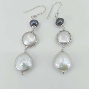 Pendientes Colgantes de Plata de Ley 925 Hechos a Mano con Perlas de Agua Dulce Negras, Perlas Barrocas en Forma de Moneda, Diseño de Araña Elegante - Regalo - Product Image 1