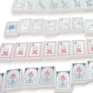 Ensemble <span class=keywords><strong>de</strong></span> mahjong américain <span class=keywords><strong>de</strong></span> luxe en nacre, 160 tuiles en acrylique avec décoration blanche élégante, la maison du mahjong pour des soirées <span class=keywords><strong>de</strong></span> <span class=keywords><strong>jeu</strong></span> chics - Product Image 1